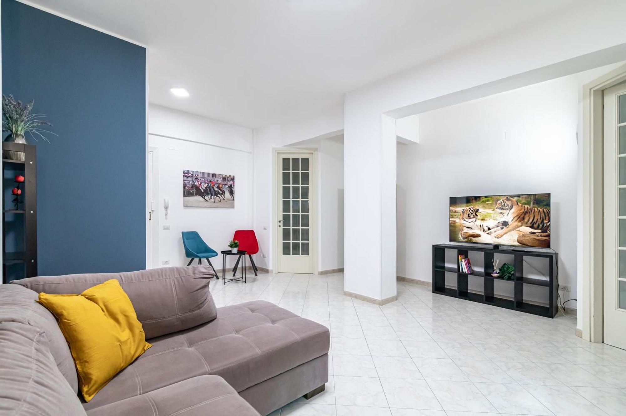 Roomy Close To Center! Apartment